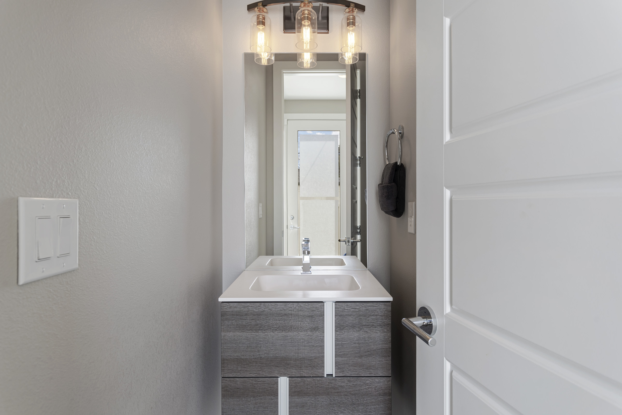 Guest bedroom with walk-in closet